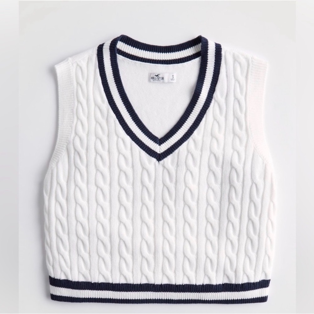 Hollister White Cable Knit V-Neck Sleeveless Sweater with Navy Trim
